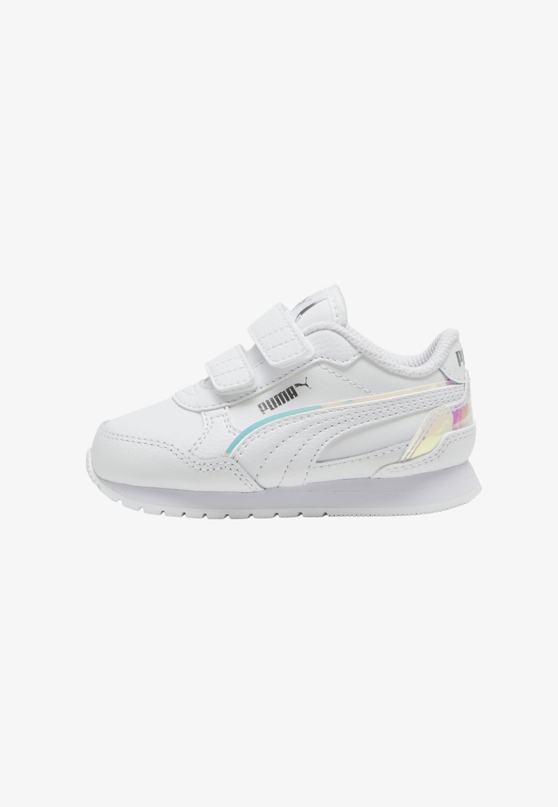 Baskets blanches pour enfants Puma avec deux brides Velcro, détails irisés sur le côté et le talon, et une semelle rembourrée.