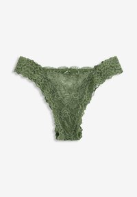 Tanga verde in pizzo con motivo floreale, caratterizzato da bordi ondulati e una fodera interna liscia. Leggero, texture morbida.