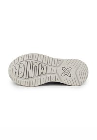 Suela de zapato en gris claro, con patrones texturizados, agarres circulares y rectangulares, y el nombre de la marca "MUNICH" grabado en el centro.