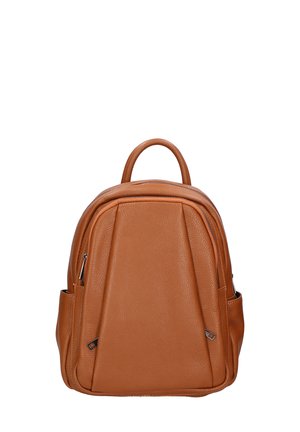 Bruine leren rugzak met een gestructureerde afwerking, afgeronde bovenkant en twee zijzakken. Voorzien van een handvat aan de bovenkant en dubbele ritsen voor toegang.