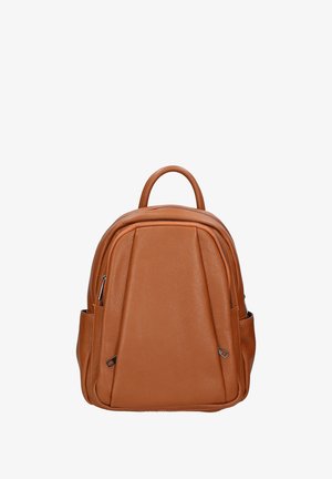 Bruine leren rugzak met een gestructureerde afwerking, afgeronde bovenkant en twee zijzakken. Voorzien van een handvat aan de bovenkant en dubbele ritsen voor toegang.