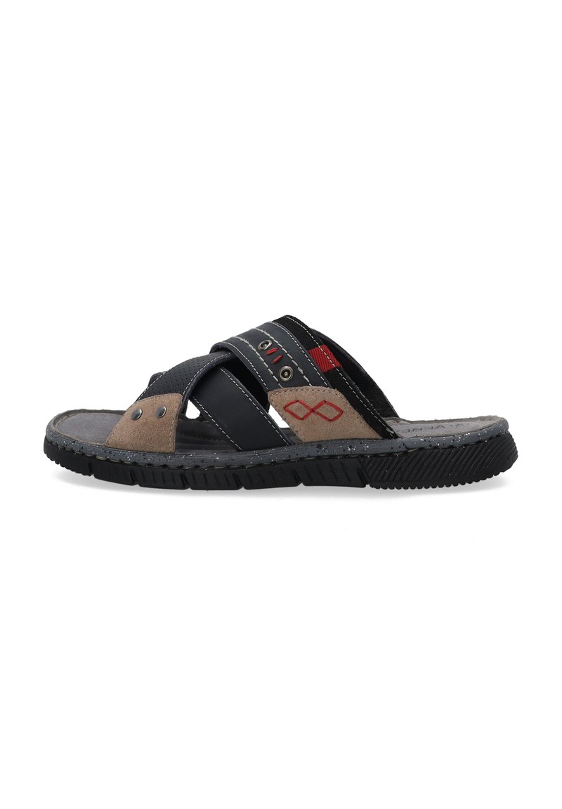 Sandal s pásky z černé a hnědé suede, dvoubarevný design, gumová podrážka a dekorativní červené akcenty. Vyznačuje se překříženým stylem pásků.