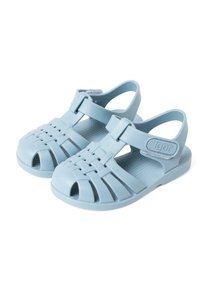 Sandales en caoutchouc bleu clair avec un design tissé, une structure ouverte à l'avant, une sangle réglable et une semelle texturée pour une meilleure adhérence.