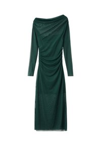 Rochie verde, cu mâneci lungi, cu decolteu off-the-shoulder, detalii plisate și o textură fină, transparentă. Design până la podea, cu o formă ajustată.