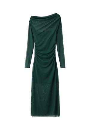 Zelené šaty s dlhým rukávom a výstrihom mimo ramien, s riasením a hladkou, priesvitnou textúrou. Dĺžka po podlahu s priliehavým strihom.