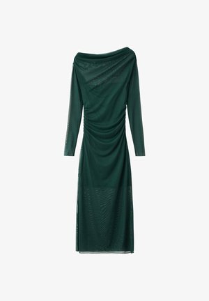 Zelené šaty s dlhým rukávom a výstrihom mimo ramien, s riasením a hladkou, priesvitnou textúrou. Dĺžka po podlahu s priliehavým strihom.