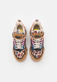 Sneakers con stampa leopardata in suede marrone e nero, dettagli colorati, lacci bianchi e suole beige spesse. Logo sulla linguetta e sul tallone.
