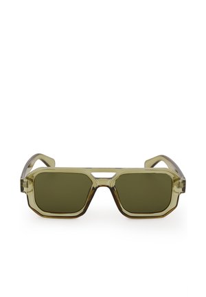 Olivovo zelené slnečné okuliare s priehľadným olivovým rámom, geometrickým dizajnom, širokými obdĺžnikovými šošovkami a stredovým výrezom.