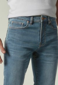 Next ULTIMATE COMFORT SUPER STRETCH - Traperice ravnih nogavica - steel blue