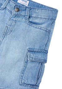 Shorts in denim azzurro chiaro con tasca cargo, chiusura con bottone in metallo e passanti per cintura tradizionali; presenta una texture sbiadita e dettagli di cucitura.