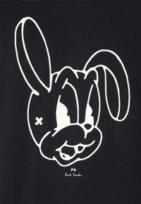 Tessuto nero con una grande grafica di un coniglio cartoon bianco con caratteristiche facciali esagerate e il testo "PS Paul Smith" sotto.