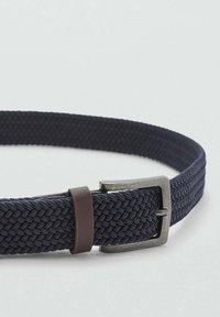 Ceinture tissée marine avec une boucle en métal gris. Éléments en cuir brun près de la boucle. Le tissu texturé ajoute de la durabilité.