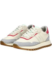 Tenisky s béžovým koženým svrškem, šedými semišovými akcenty a červenými detaily. Šněrování, polstrovaný jazyk a texturovaná gumová podrážka.