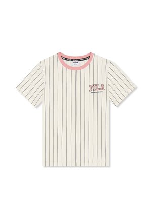 Biała koszulka z krótkim rękawem z cienkimi czarnymi pionowymi paskami, różowym kołnierzem i różowym logo "FILA" oraz napisem "Established 1911" na piersi.