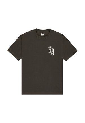 Donkergroen katoenen t-shirt met een ronde hals en korte mouwen. Heeft een wit grafisch logo op de linkerborst. Eenvoudig, casual ontwerp.