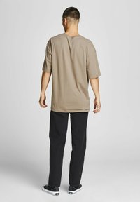 Jack & Jones JORBRINK TEE CREW NECK - T-shirt - bas - braun