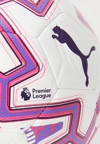 Hvid fodbold med lilla og pink geometriske mønstre. Har et sort Puma-logo og Premier League-emblem. Tekstureret overflade.