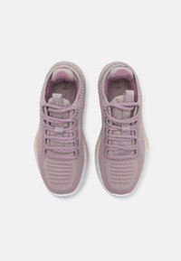 Lys lilla atletiske sneakers med en tekstureret strikket overdel, flade snørebånd og en polstret sål med en glat hvid accent.