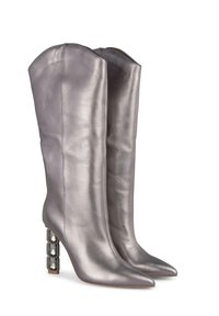 Bottes en cuir argenté jusqu'au genou avec un bout pointu et un talon bloc, présentant un accent géométrique. Texture lisse et design structuré.