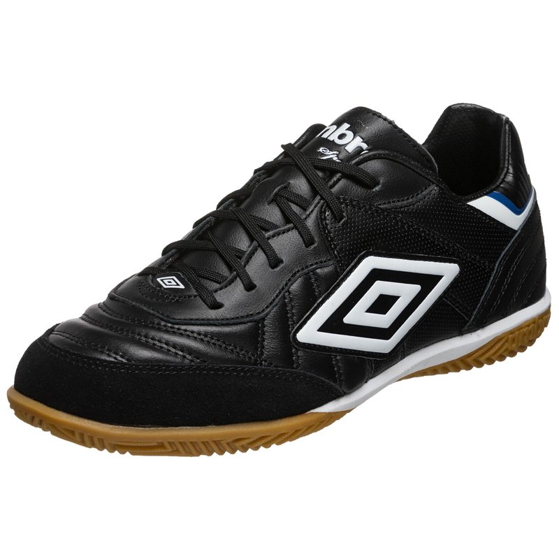 Scarpa sportiva nera con tomaia in pelle tessurizzata, dettagli in suede, logo bianco e suola in gomma color cuoio. Presenta lacci e linguetta imbottita.