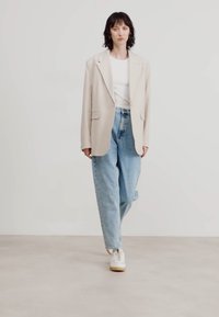 Tommy Jeans MOM TAPERED - Relaxed fit jeans - denim light