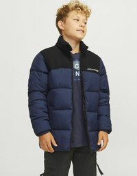 Mörkblå vadderad jacka med en svart övre del, som har en hög krage och dragkedjestängning. Märkt med "JACK & JONES" på bröstet.