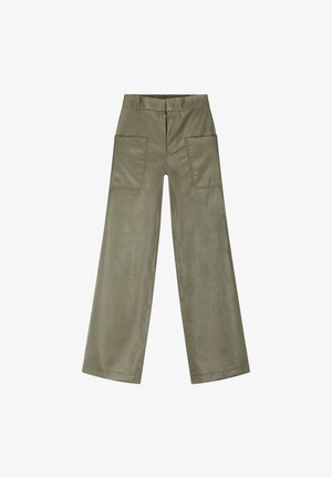 Olivegrüne weite Hosen aus glattem Kunstleder. Mit Gummibund und zwei großen aufgesetzten Taschen auf der Rückseite.