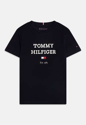 Czarny T-shirt z krótkim rękawem z nadrukiem "Tommy Hilfiger", logo w postaci flagi marki oraz napisem "Est. 1985" na środku przodu.