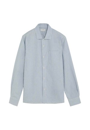 Camisa de vestir de manga larga azul claro con finas rayas verticales en azul marino, cierre de botones al frente, bolsillo en el pecho y cuello puntiagudo.
