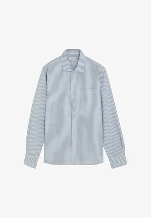 Camisa de vestir de manga larga azul claro con finas rayas verticales en azul marino, cierre de botones al frente, bolsillo en el pecho y cuello puntiagudo.