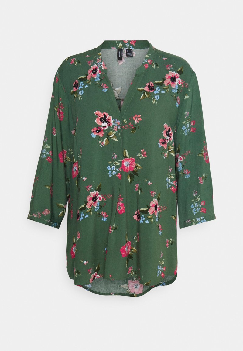 Blusa floral em tecido verde, com decote em V, mangas três quartos e padrões florais coloridos em tons de rosa, vermelho e azul.