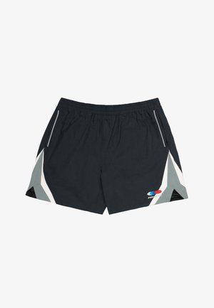 Schwarze Sportshorts mit weißen und grauen schrägen Seitenteilen, einem kleinen Logo am unteren rechten Bein und seitlichen Reißverschlusstaschen.