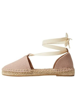 Helle rosa Espadrille-Ballerinas mit gewebter Juté-Sohle und cremfarbener Knöchelband-Bindung, geschlossene runde Zehen und offene Seiten.