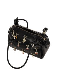 Fekete bőr kézitáska lekerekített formával, több díszítő zárral és cipzáras záródással. Rövid fogantyúkkal és részletekkel ellátva.