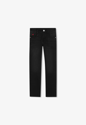 Svarte denimbukser med smal passform, med knappelukking foran, fem lommer, en liten rød logo foran, og en glatt tekstur.