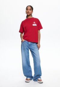 PULL&BEAR T-shirt imprimé - red