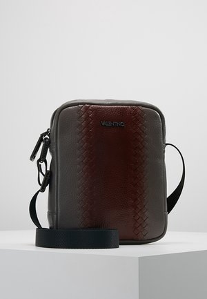 Mała prostokątna torebka Valentino na ramię z fakturowanej skóry w ciemnoszarym i brązowym kolorze z plecionym wzorem oraz czarnym regulowanym paskiem.