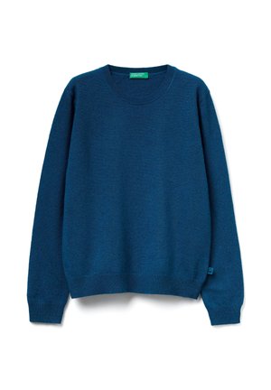 Wykonana na drutach niebieska sweter z okrągłym dekoltem, długimi rękawami, ściągaczami na mankietach i dole, z małą metką z logo po lewej stronie u dołu.