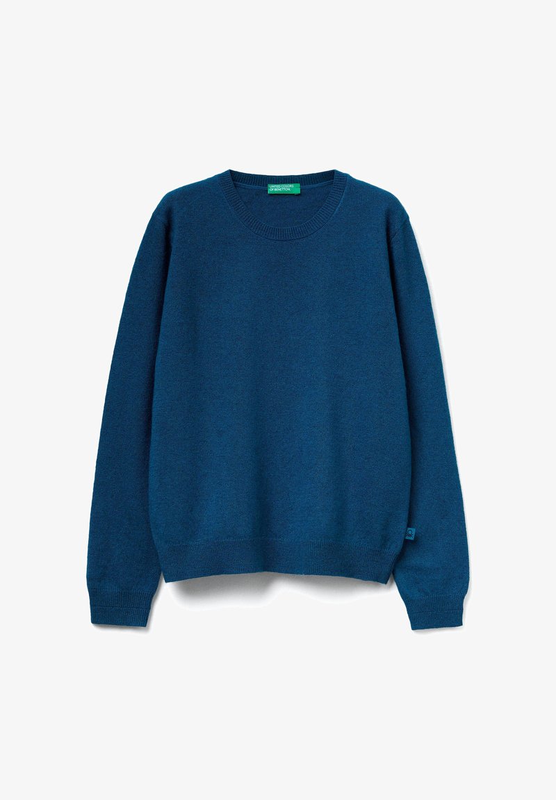 Gebreide blauwe trui met een ronde hals, lange mouwen, geribbelde manchetten en zoom, met een klein logo-label aan de linksonderzijde.