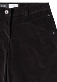 Zwarte corduroy broek met een gladde textuur, metalen knoopsluiting en schuin geplaatste zakken met gestikte details langs de naden.