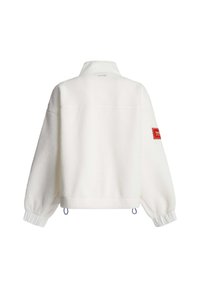 Chaqueta de forro polar blanca con cuello alto, puños elásticos y un parche rojo con la marca en la manga izquierda. El dobladillo inferior tiene cordones ajustables.