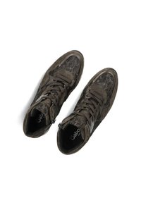 Bruine suède high-top sneakers met een gestructureerde bovenkant, contrasterende accenten, ronde veters en een ritsluiting aan de binnenkant.