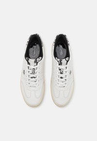 Sneakers bianche in pelle con un design perforato, accenti a motivo rettile sulla linguetta e suola in gomma. Chiusura con lacci.