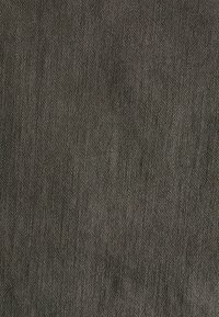 Tejido de color gris oscuro con una textura suave, que presenta un patrón de tejido diagonal y sutiles variaciones en la tonalidad. Sin acentos o herrajes visibles.