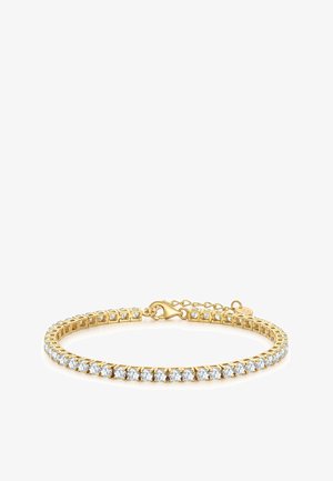 Guld tennisarmbånd med en række runde klare ædelstene og en hummerlås på en hvid baggrund.