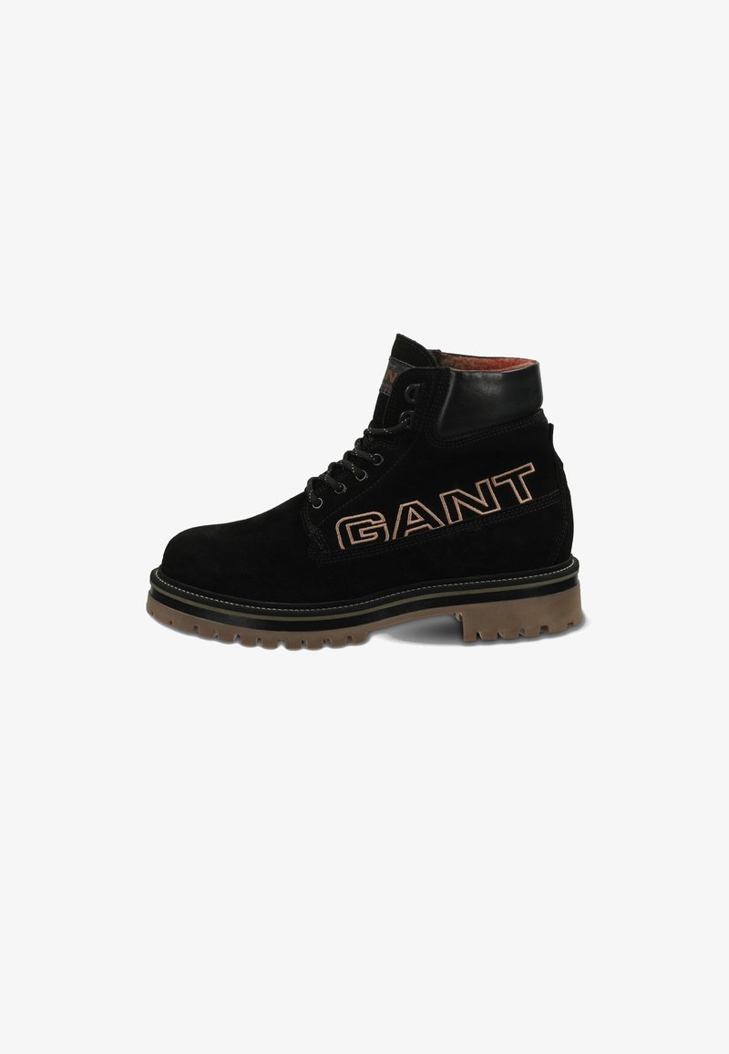 Schwarze Wildleder-Stiefelette mit braunem Gummisole, schwarzen Schnürsenkeln, gepolstertem Kragen und großem "GANT"-Logo an der Seite in beige Nähten.