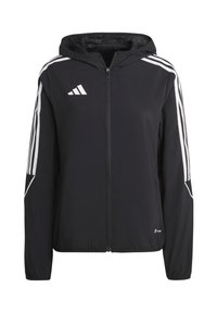 Giacca nera con zip e cappuccio, realizzata in materiale leggero. Presenta strisce bianche sulle maniche e un piccolo logo sull'orlo.