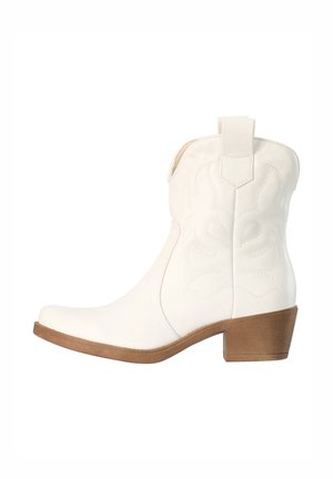Stivaletto alla caviglia da cowboy in pelle bianca con cuciture decorative e tacco e suola impilati di colore marrone medio.