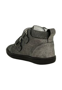 Hochschnittsneakers mit einem strukturierten Obermaterial aus Schwarz und Grau, ausgestattet mit zwei verstellbaren Riemen, einem gepolsterten Schaft und einer schwarzen Gummisohle.