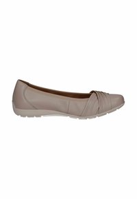 Bailarinas de cuero color beige claro con detalle en la parte delantera retorcido, punta redondeada y suela flexible de goma blanca. Textura suave y diseño sencillo.